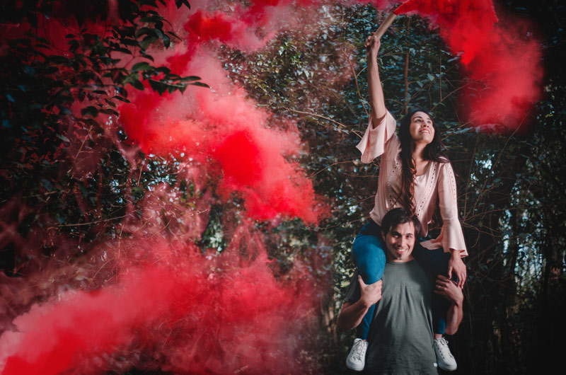 Novios con bengalas en la sesión Pre-boda